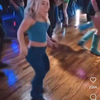Sexy blondine in strakke jeans