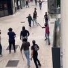 Franse hooligans verdedigen winkels van plunderaars 