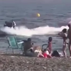 Drugsbootje vaart het strand op