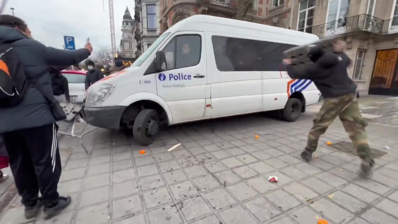 DUMPERT - Politie In Het Nauw Door Relschoppers In Brussel