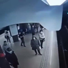 Vrouw wordt op metrospoor geduwd