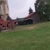 Scootertje springen op het platteland 