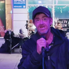 Dakloze doet karaoke