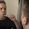 Man poetst tanden