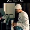 Lewis Hamilton speelt Super Max