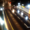 Auto rijdt vol het water in