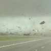 Auto doet barrell roll in dikke tornado