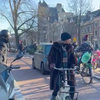 Bromdebiel kegelt mensen omver in Amsterdam