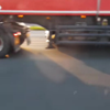 Vrouw parkeert auto bijna in vrachtwagen op de A2