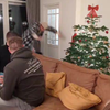 Handstand tegen Kerstboom