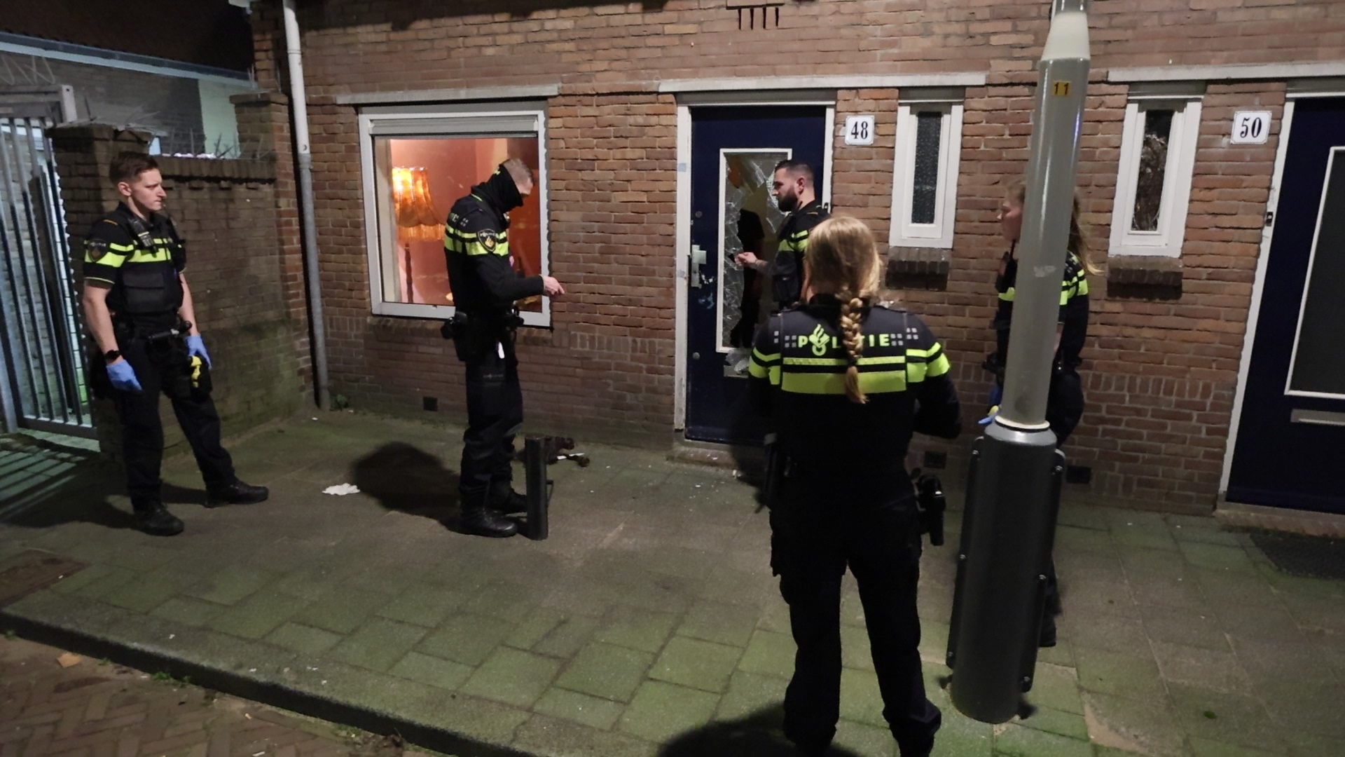 DUMPERT - Politie bonkt mijn deur in maar eerst even een peukie