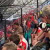 Twentesupporter zegt hallo tegen Feyenoordfans