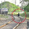 Spoorloper stopt trein in India