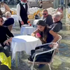Met laarzen op het terras