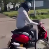 Wheelie met de scooter