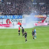 Thuisfans Hansa Rostock gooien bestuurbaar autootje met rookbom op veld