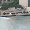 Stuntvliegtuig klapt op de water