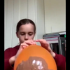 Meisje maakt chocoladeballon
