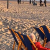 Gasten uit Egmond pakken Vespa van jongen op strand