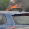 Brandende auto op de  snelweg