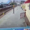 Opoe wordt gered van aanstormende trein