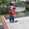 Ollie doet stukje skateboarden