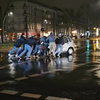Rugbyteam helpt vastgelopen auto in Berlijn