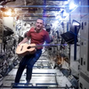 Chris Hadfield neemt zingend afscheid van het ISS