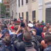Paniek! Willy en Max belaagd door woedende menigte in Kaapstad