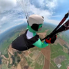 Paragliders maken knoopje in de lucht