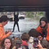 Hangen aan de brug in Amsterdam 