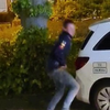 Stoere jongen pist tegen politieauto