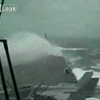 Vliegdekschip in zware zee