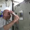 Hoe een astronaut z'n haar wast