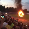 Evel Knievelski doet vlammende stunt