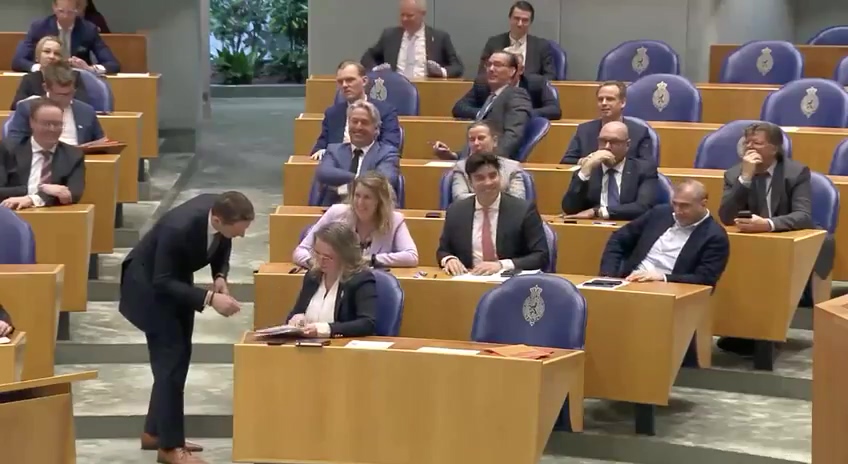 DUMPERT - Twee vingers in de neus voor ome Greet