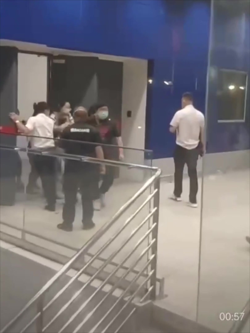 DUMPERT Volle Ikea in lockdown in Shanghai