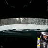Snoeihard door het bos raggen in een rallycar