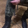Russische soldaat leert schoenveters strikken