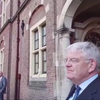 Coronawap Treurige Tinus komt burgemeester Den Haag 'tegen'