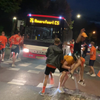 Bus wordt doorgeschud door feestvierende Spakenburgers.