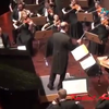 Dirigent maakt muziekinstrument van publiek