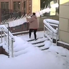 Voorzichtig besneeuwd trapje op