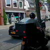 Opa spreekt een scooterrijdert aan