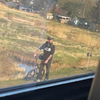 Boze man fietst langs het spoor