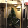 Meneer verkleed als kerstboom betrapt in metro