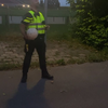 Politieagent laat voetbalskills zien na aanhouding 
