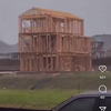 Storm vs houten bouwsel