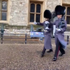 Kind maakt kennis met Queen's Guard