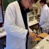 Klein proefje in de les chemie 